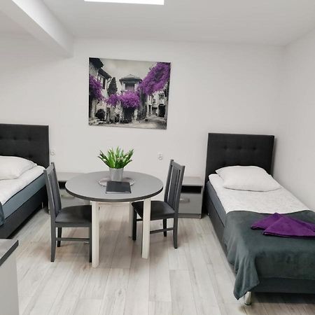 Hostel Adabet Kepno Exteriör bild