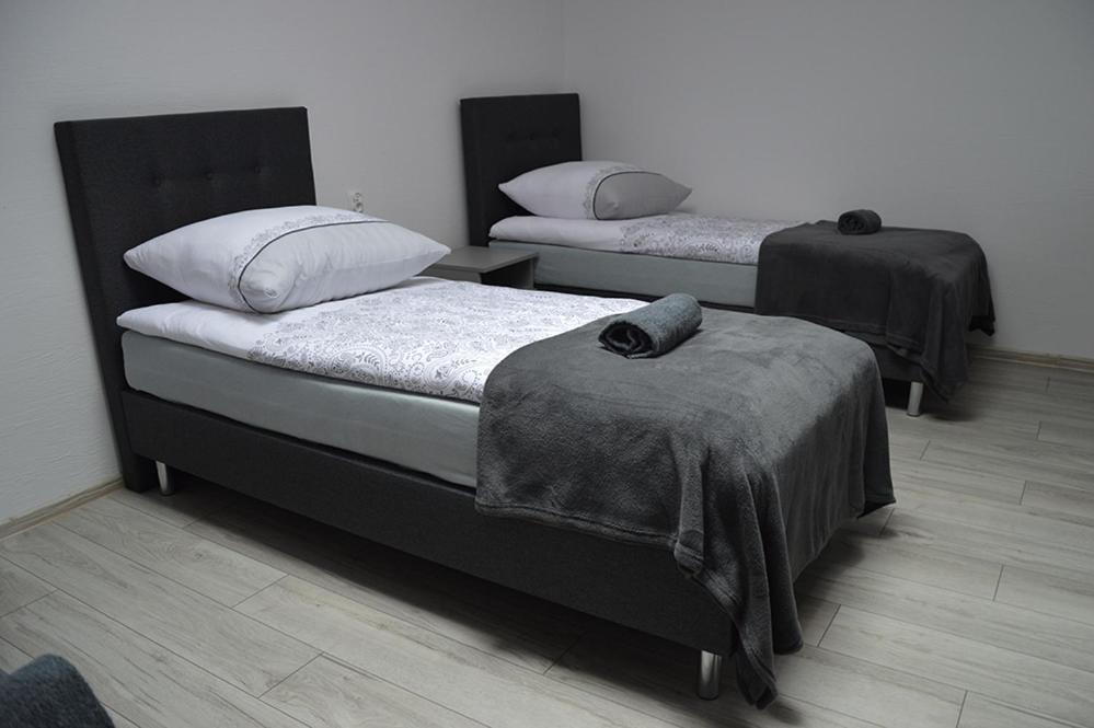 Hostel Adabet Kepno Exteriör bild