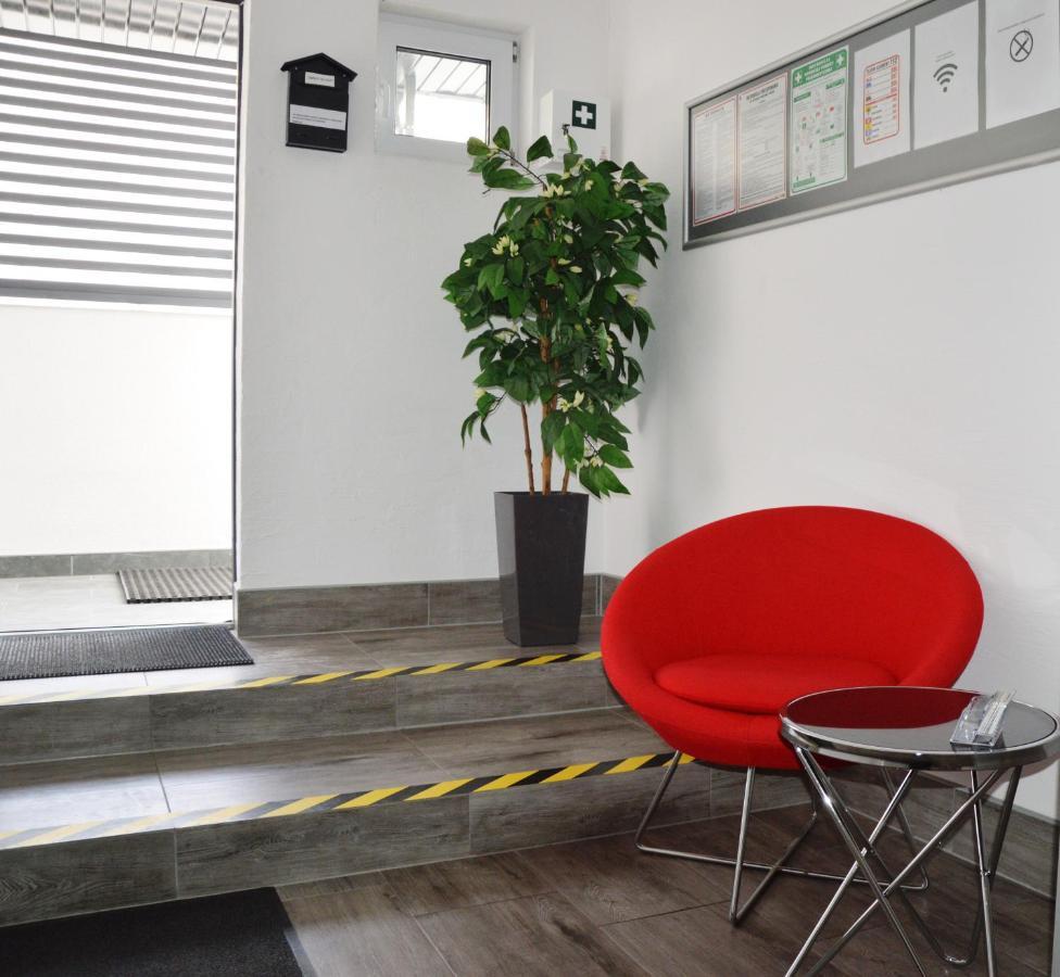Hostel Adabet Kepno Exteriör bild