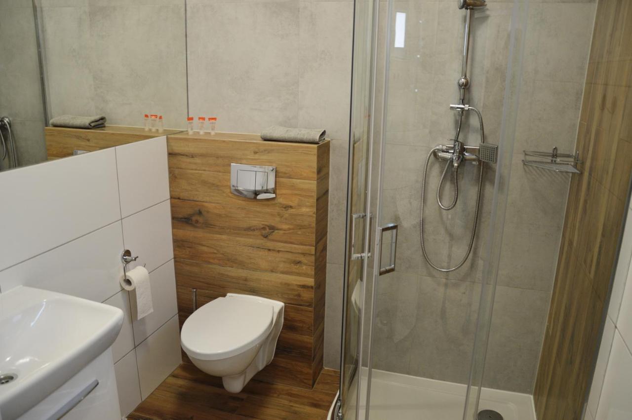 Hostel Adabet Kepno Exteriör bild