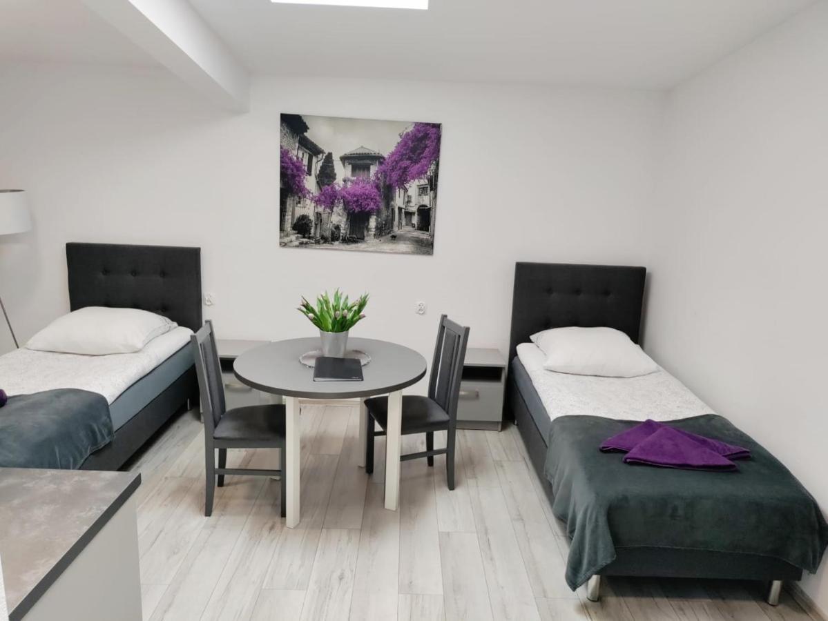 Hostel Adabet Kepno Exteriör bild