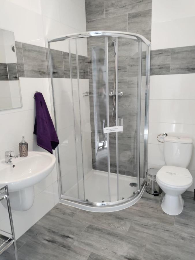 Hostel Adabet Kepno Exteriör bild