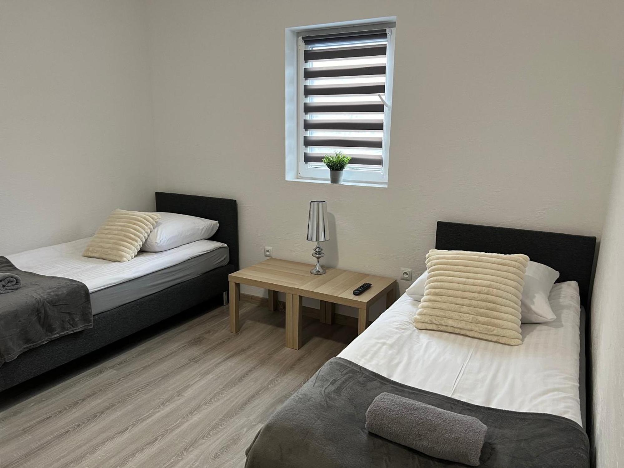Hostel Adabet Kepno Exteriör bild
