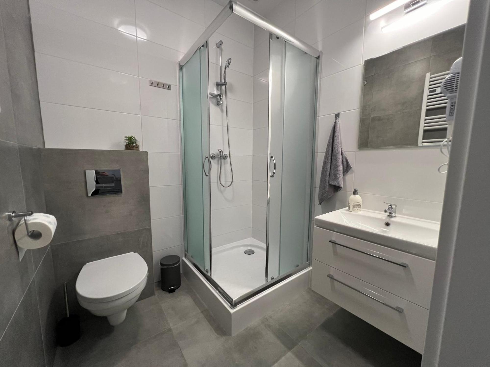 Hostel Adabet Kepno Exteriör bild