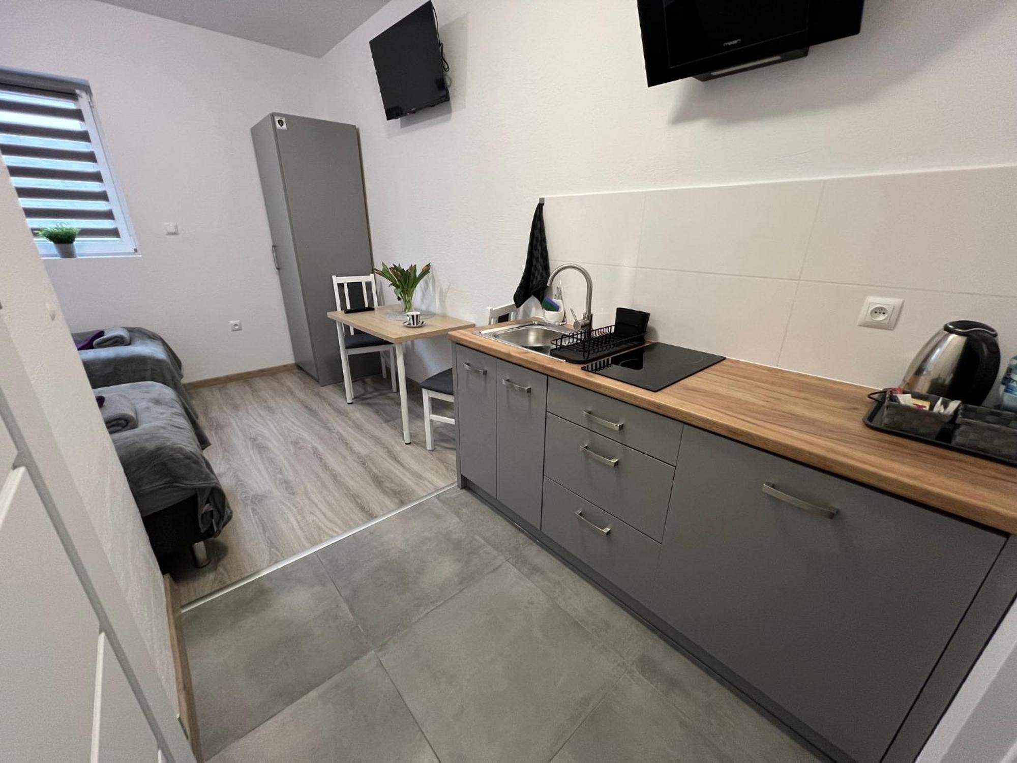 Hostel Adabet Kepno Exteriör bild
